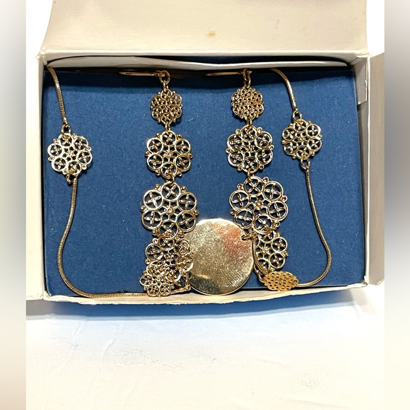 Avon 22" Goldtone Disk and Flower Necklace With Earring Set. - Picture 4 of 7